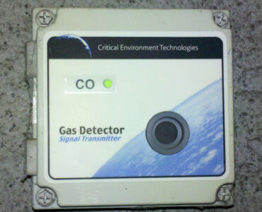 A wall-mounted carbon monoxide detector used to warn people about dangerous indoor CO levels.