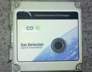 A wall-mounted carbon monoxide detector used to warn people about dangerous indoor CO levels.