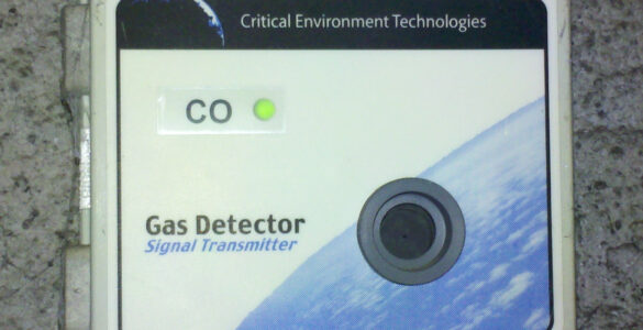 A wall-mounted carbon monoxide detector used to warn people about dangerous indoor CO levels.
