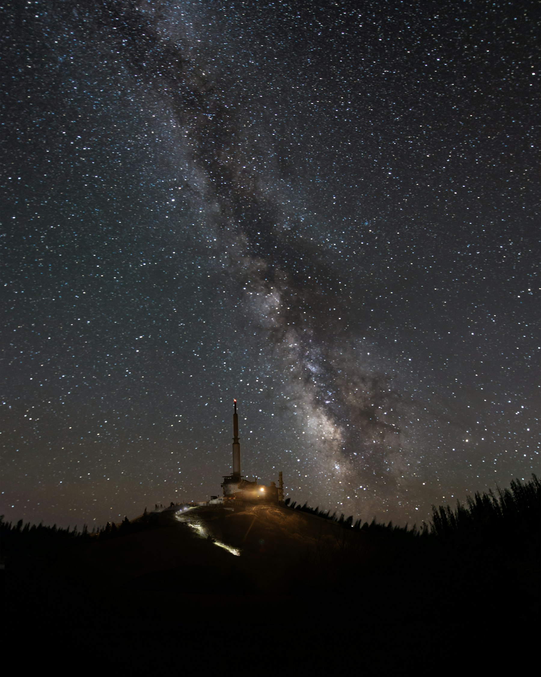 An observatory beneath a clear Milky Way sky, showing the kind of dark conditions that make faint meteors easier to see
