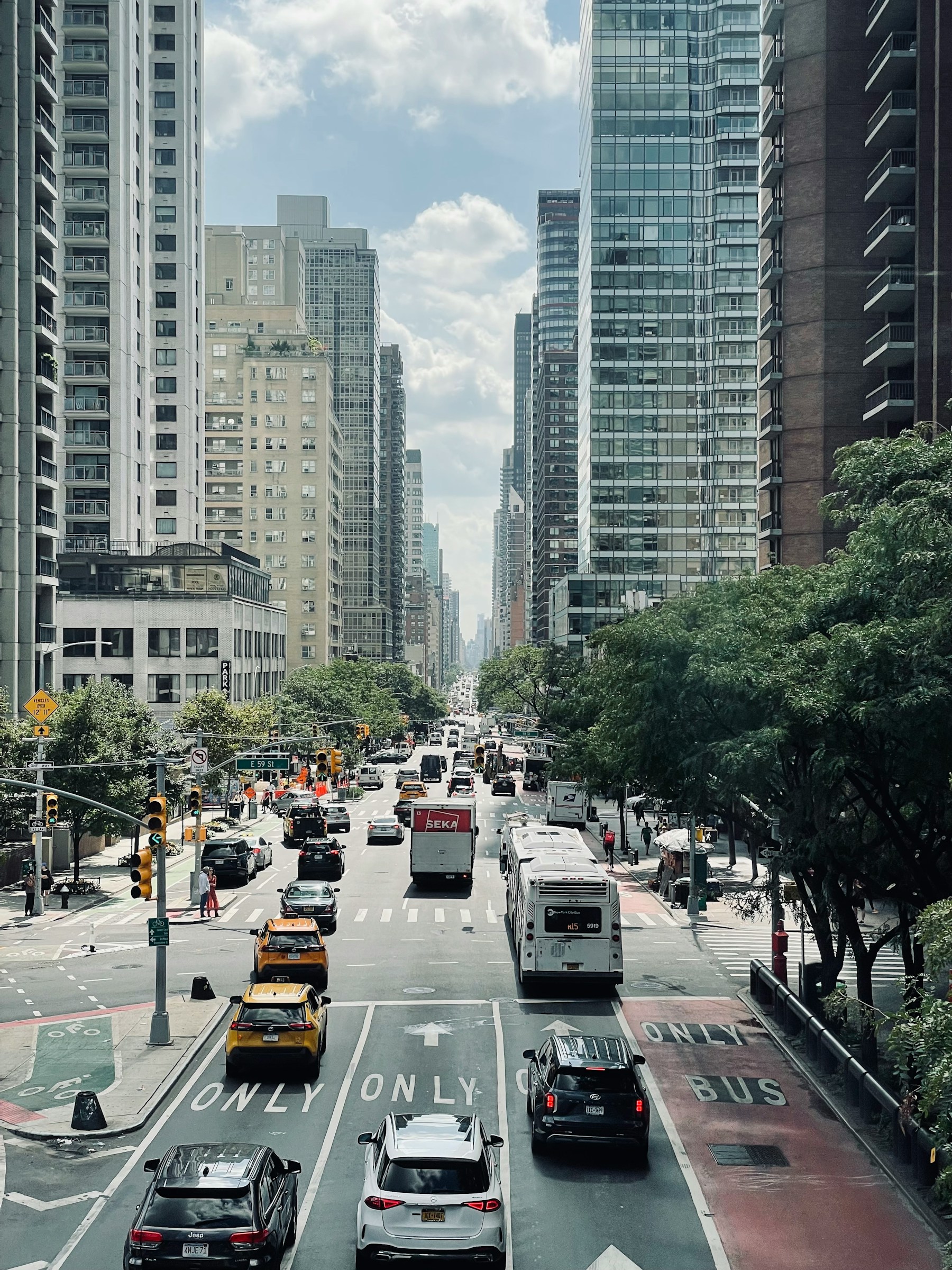 Busy city traffic with closely spaced vehicles, similar to the conditions that make orderly merging important.
