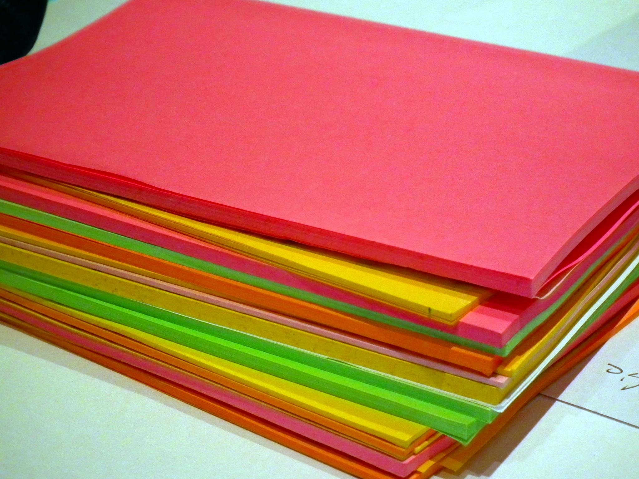 Colorful sticky notes showing how a narrow adhesive strip lets notes attach and peel away cleanly.