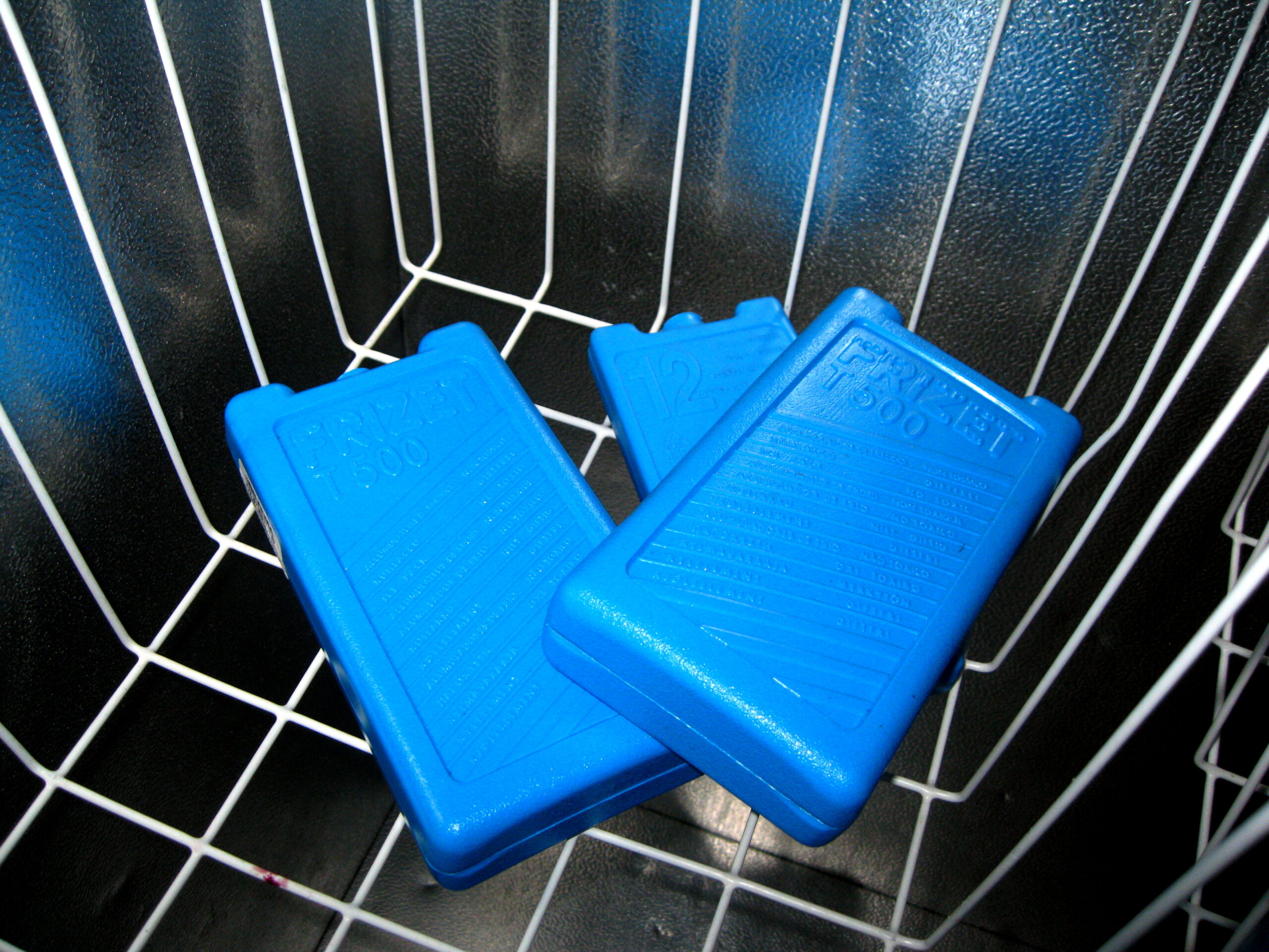Reusable freezer ice packs that can help keep packed lunches cold.