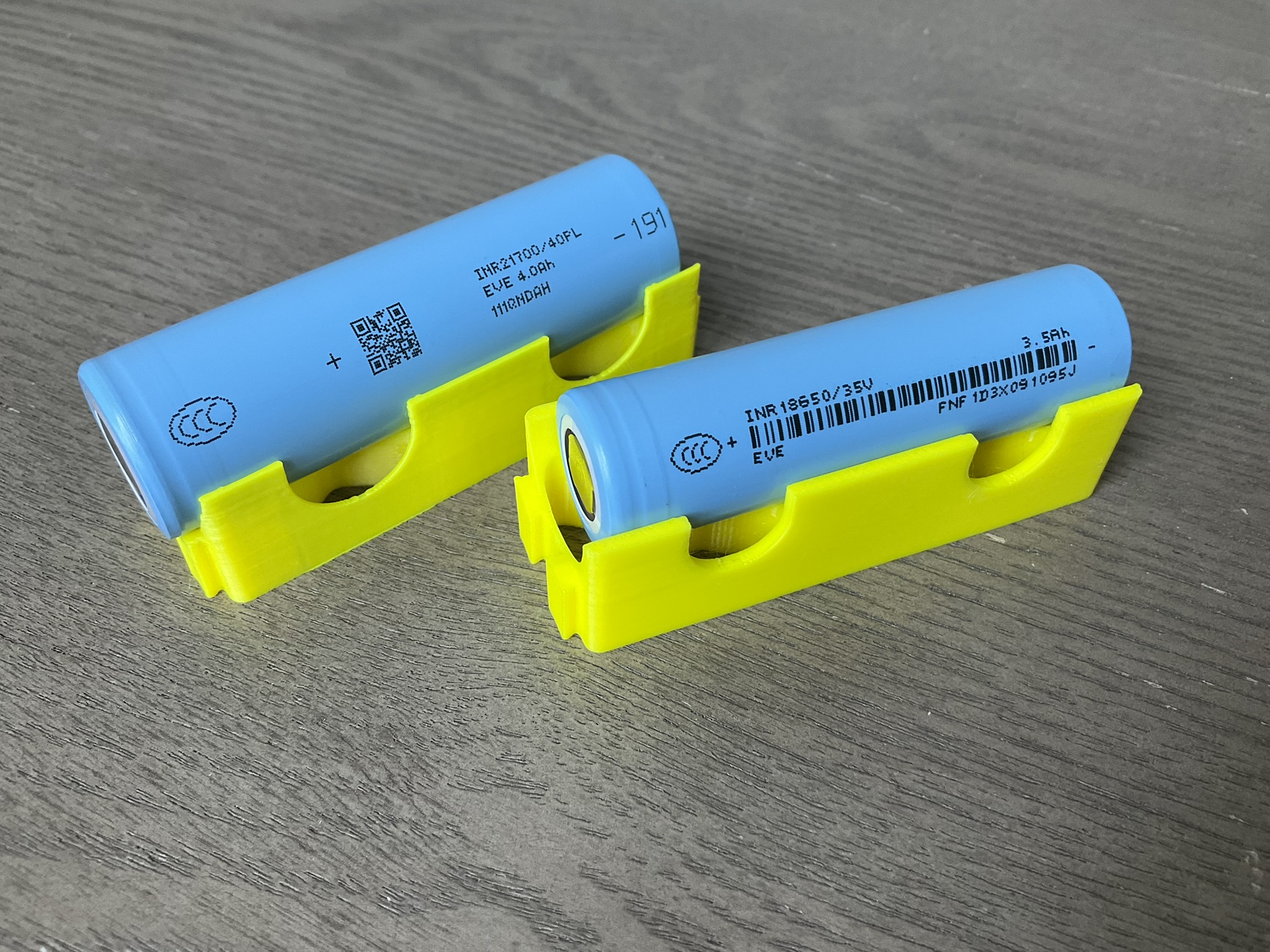 Cylindrical lithium-ion battery cells used to illustrate chemical aging and capacity fade.
