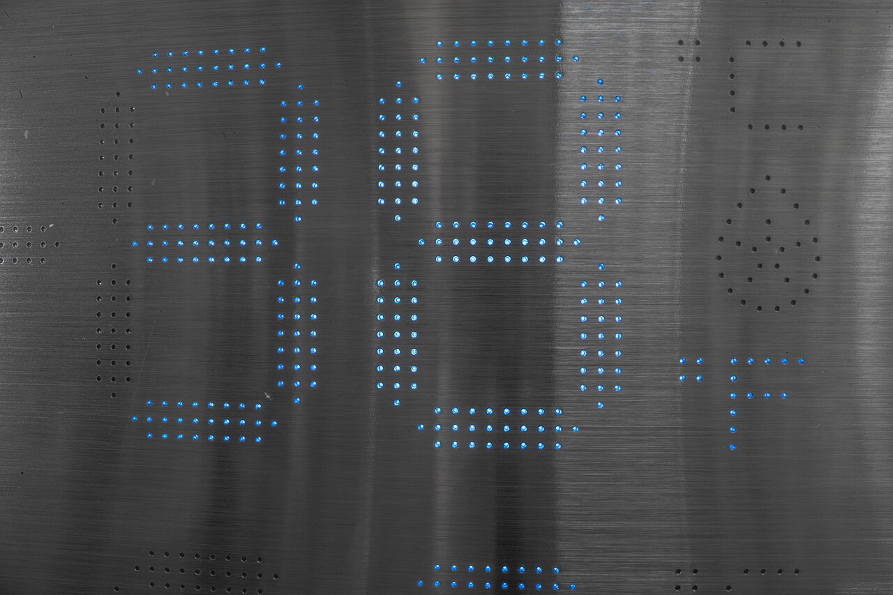 A refrigerator temperature display showing why cold storage should stay at 40 degrees Fahrenheit or below