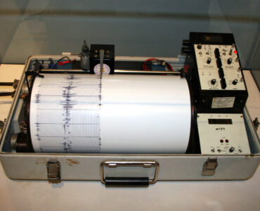 A Kinemetrics seismograph instrument used to measure earthquake ground motion