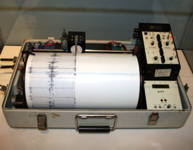 A Kinemetrics seismograph instrument used to measure earthquake ground motion