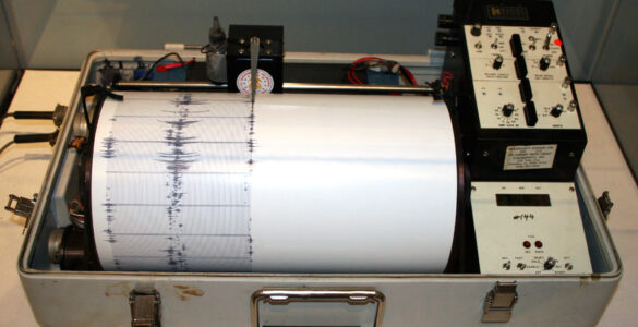 A Kinemetrics seismograph instrument used to measure earthquake ground motion